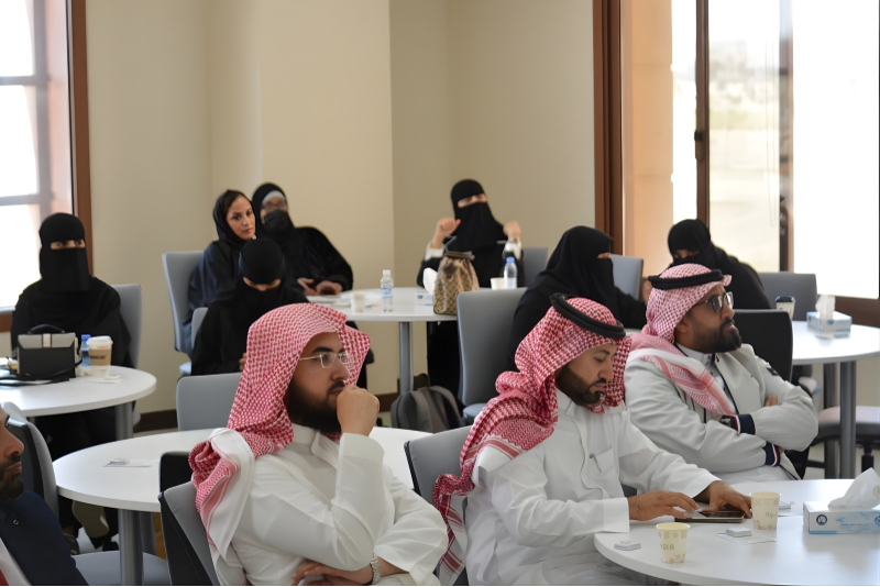 الاجتماع الأول لمنسقي ومنسقات وحدات الخريجين بكليات جامعة الملك خالد